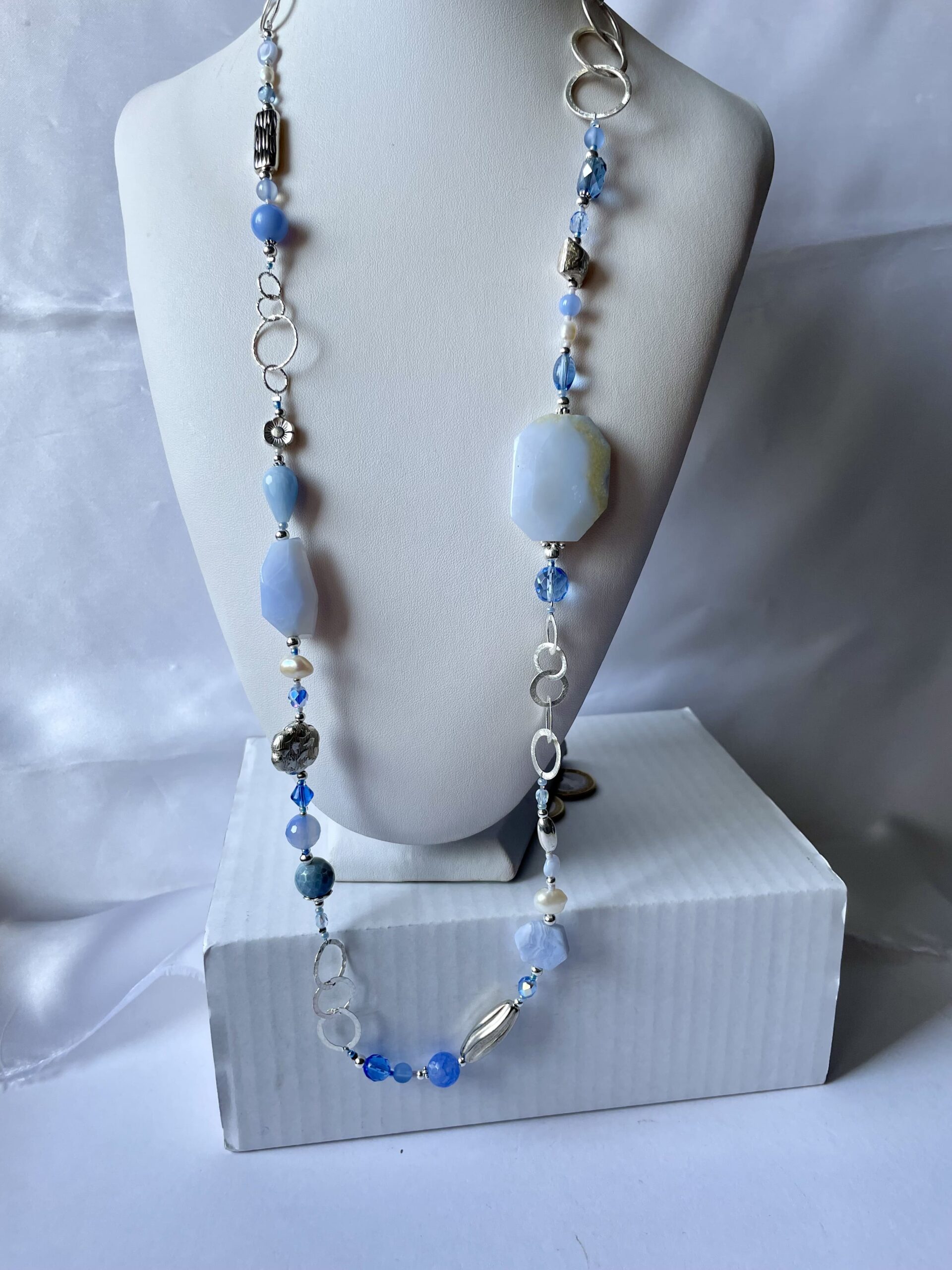 collana azzurra lunga calcedonio agata catena argentata di nome ZEFIRO tutta lunga su scatola