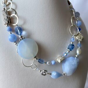 collana azzurra lunga calcedonio agata catena argentata di nome ZEFIRO lato sinistro