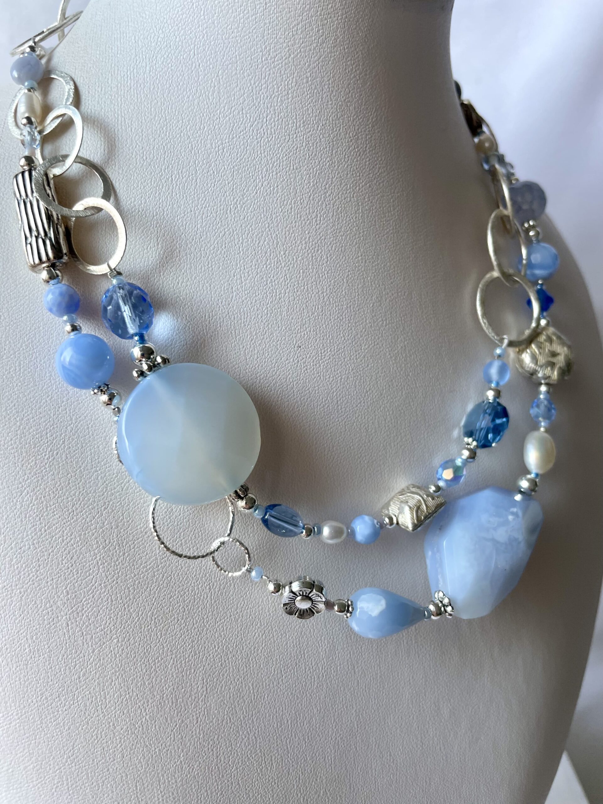 collana azzurra lunga calcedonio agata catena argentata di nome ZEFIRO lato sinistro