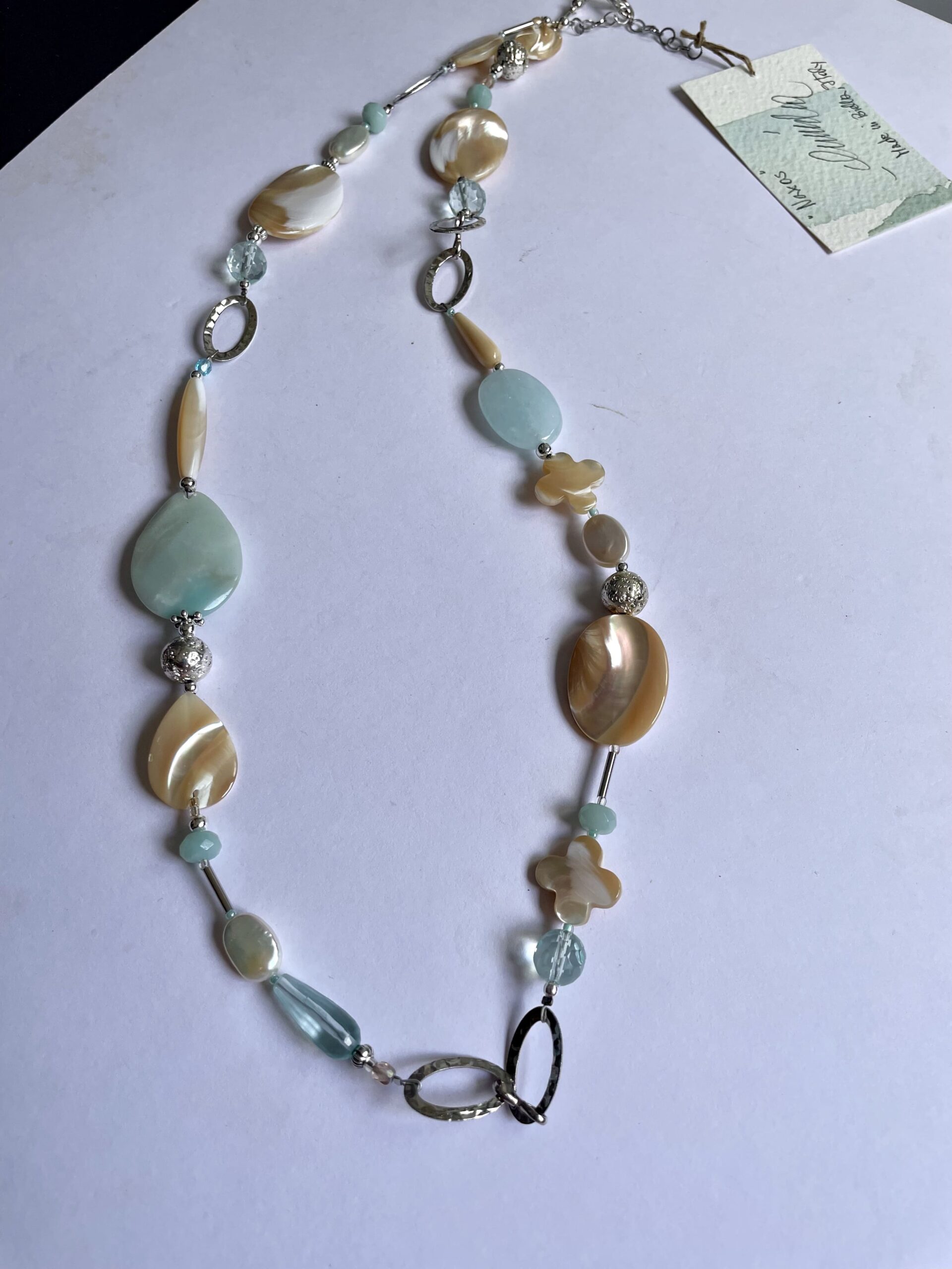 collana beige verde acqua madreperla amazzonite di nome NAXOS2 distesa da vicino