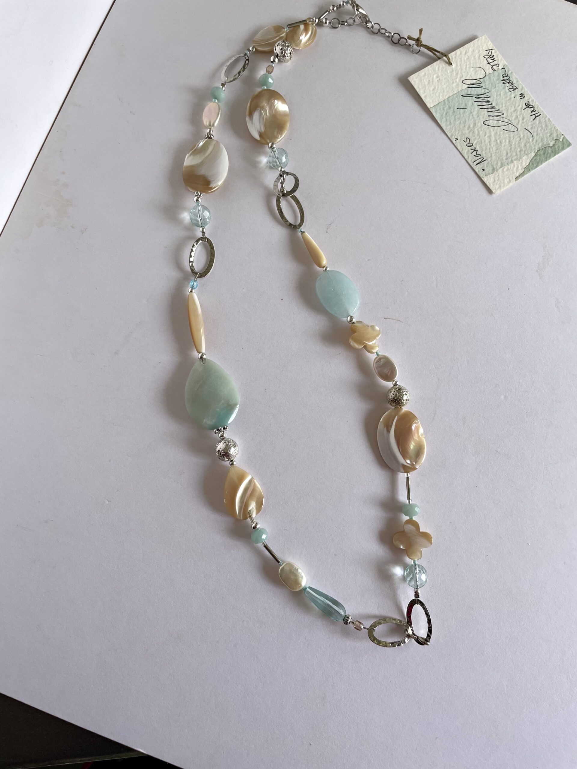 collana beige verde acqua madreperla amazzonite di nome NAXOS2 distesa più lontana