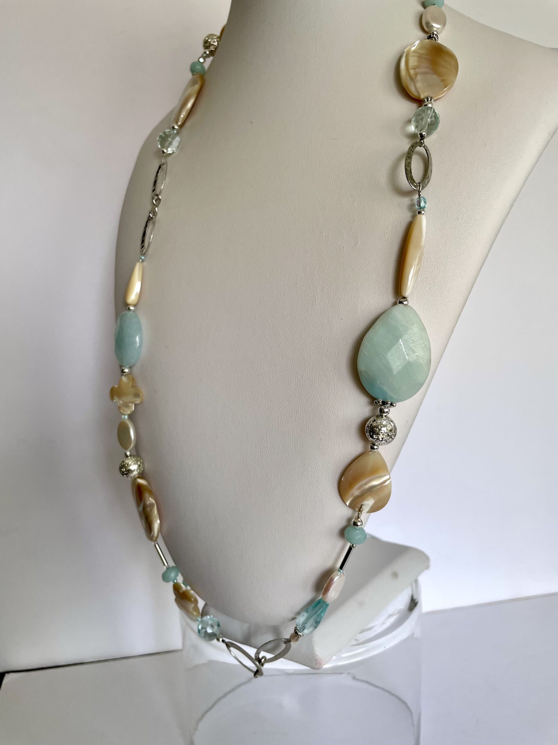 collana beige verde acqua madreperla amazzonite di nome NAXOS2 lato destro