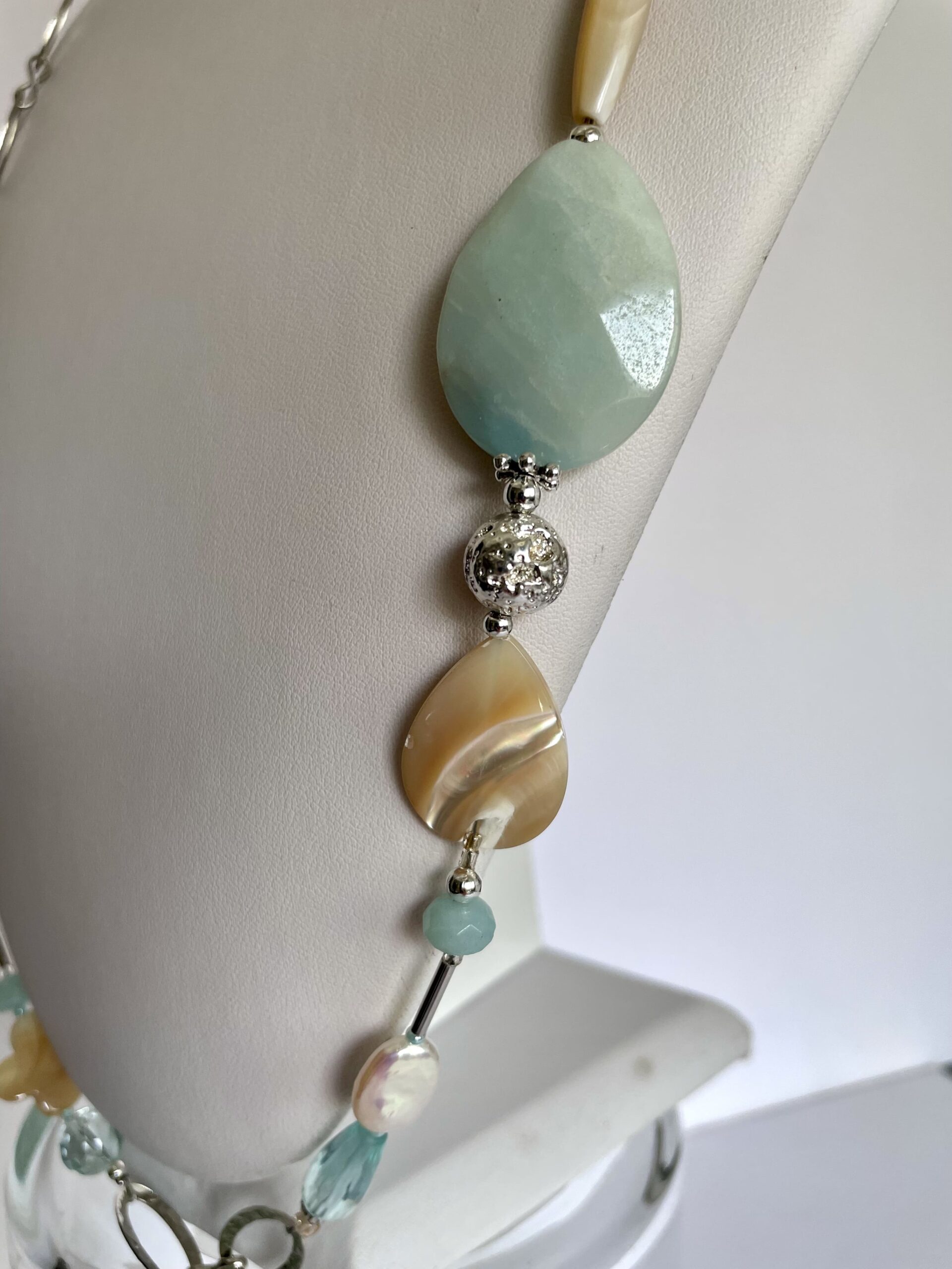 collana beige verde acqua madreperla amazzonite di nome NAXOS2 particolare