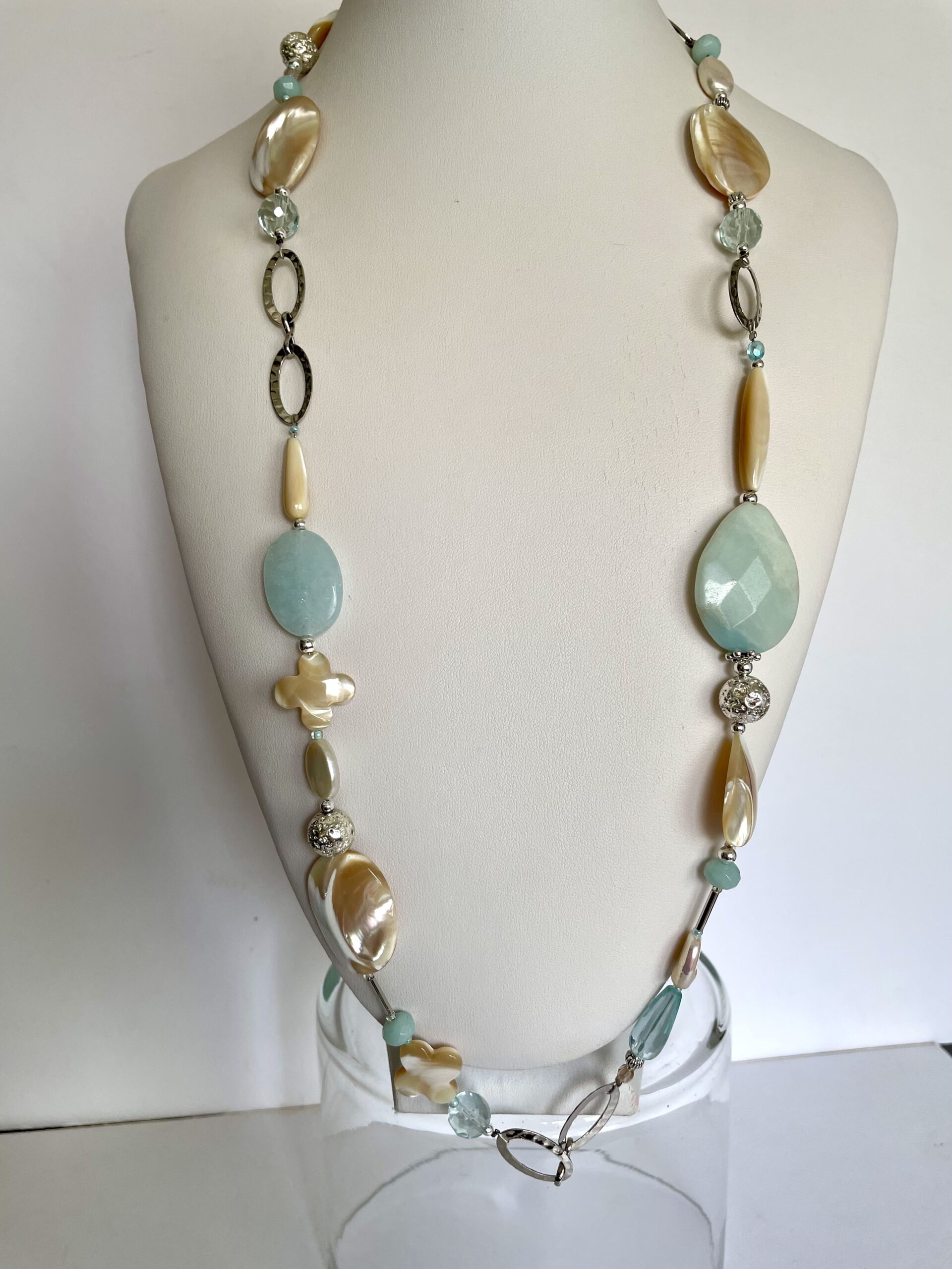 collana beige verde acqua madreperla amazzonite di nome NAXOS2 frontale foto principale