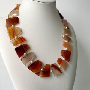 collana girocollo corniola tipo A di nome CARAMELLO TOSTATO lato sinistro