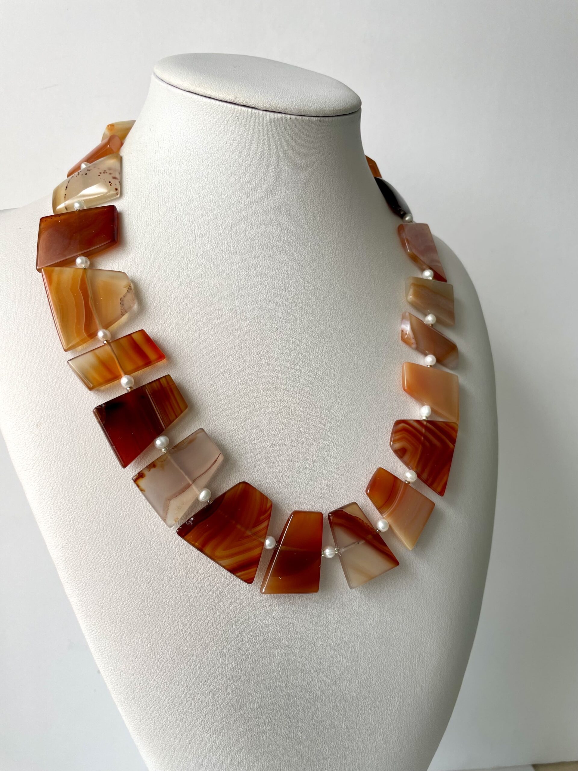 collana girocollo corniola tipo A di nome CARAMELLO TOSTATO lato sinistro