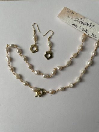 collana girocollo perle chiusura fiore oro Facile distesa con orecchini