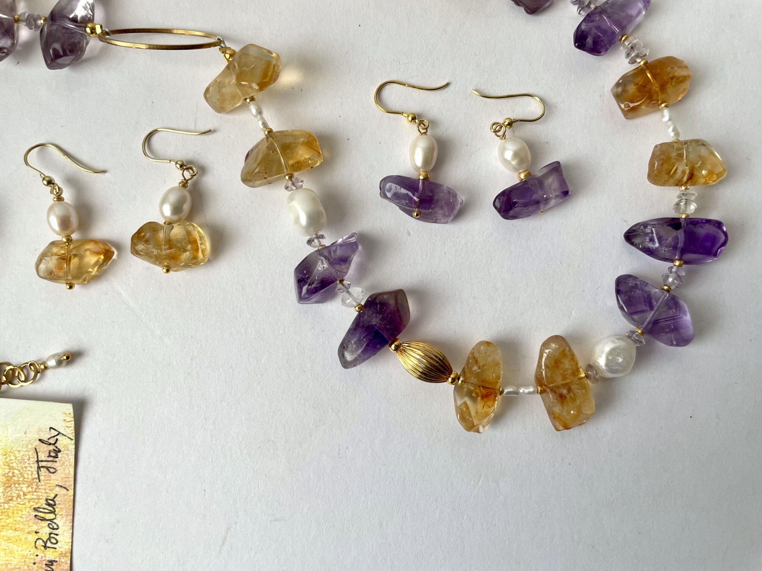 collana lunga ocra viola ametista citrino di nome OLYMPIA distesa con orecchini particolare