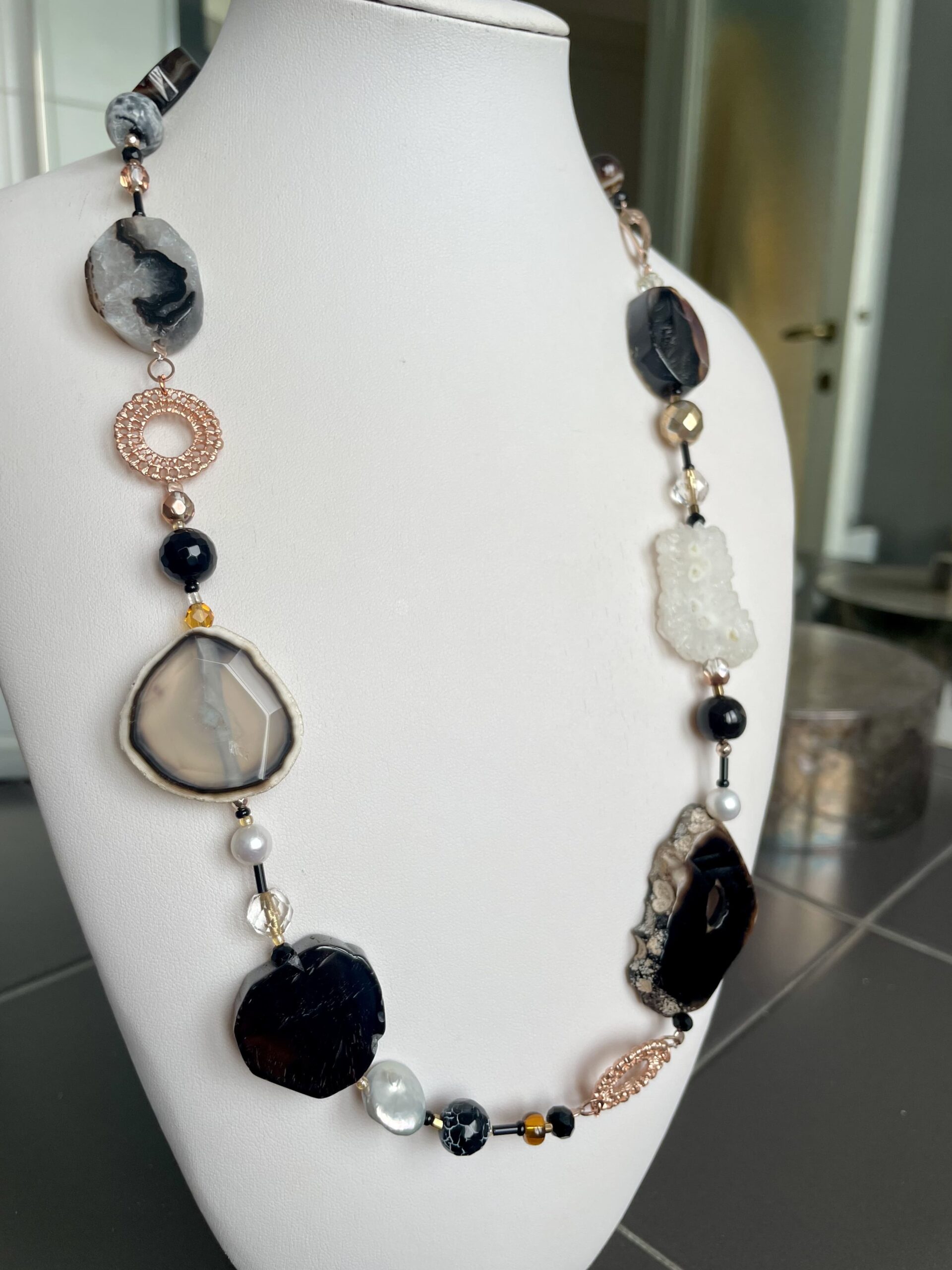 collana nera/bianca pietre dure di nome Venire di tre quarti