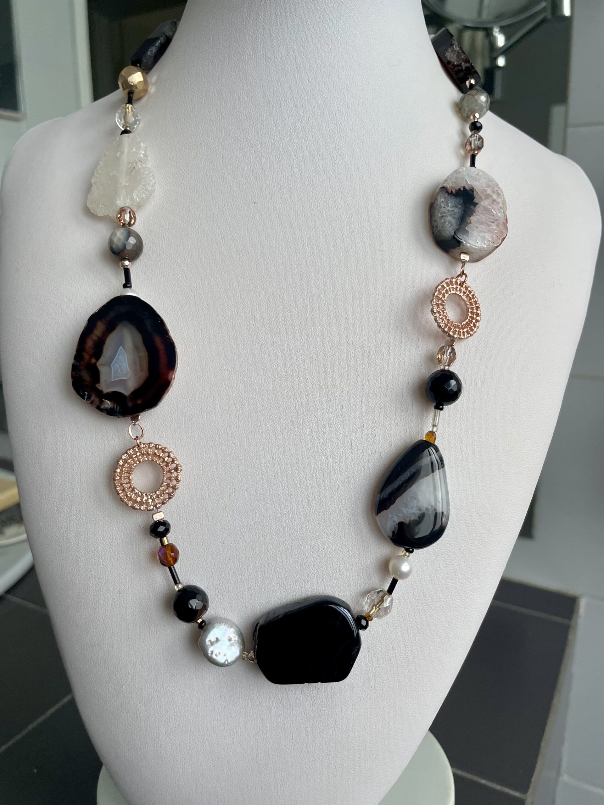 collana nera/bianca pietre dure di nome Venire frontale su busto foto principale