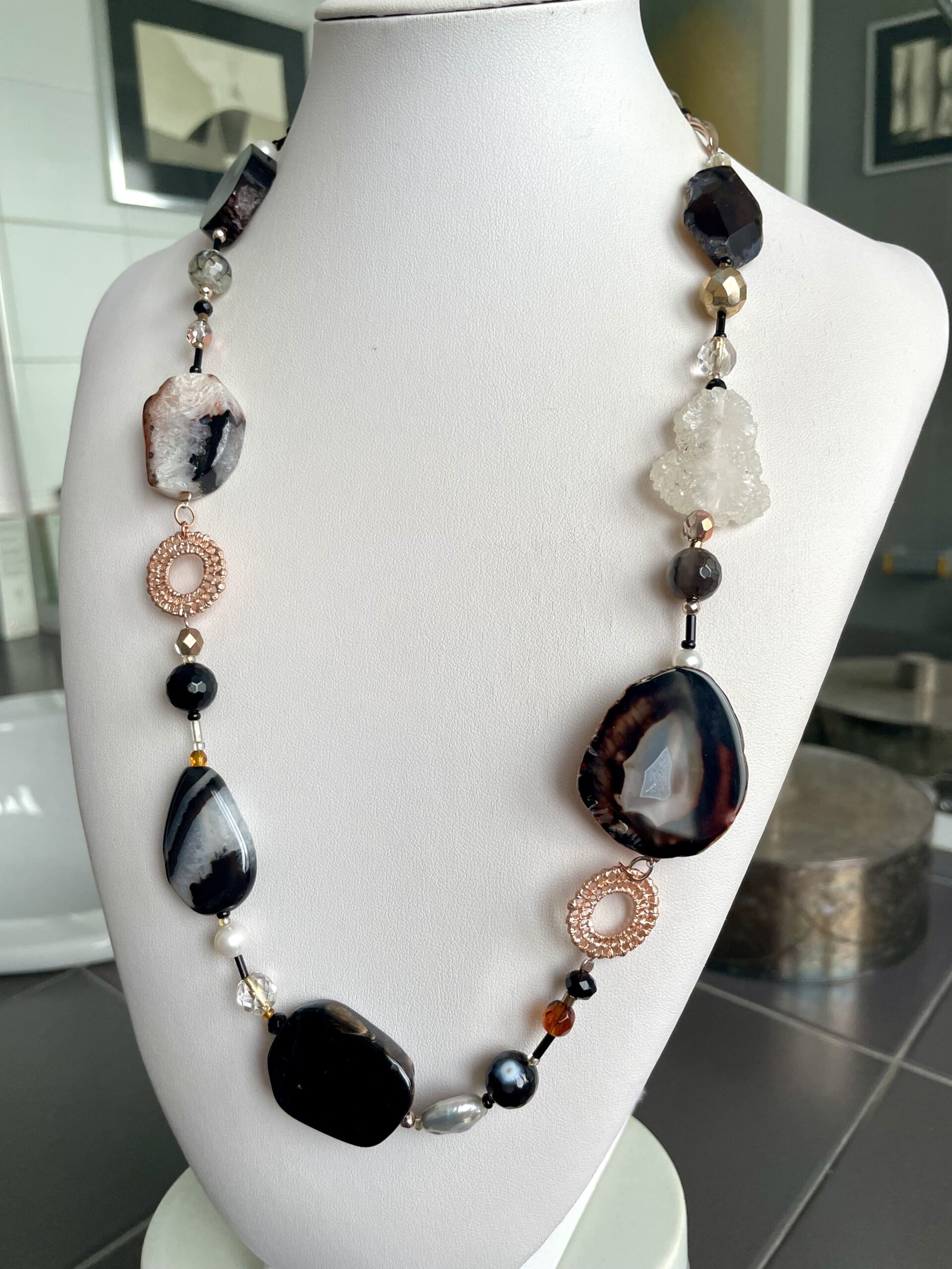 collana nera/bianca pietre dure di nome Venise lato destro