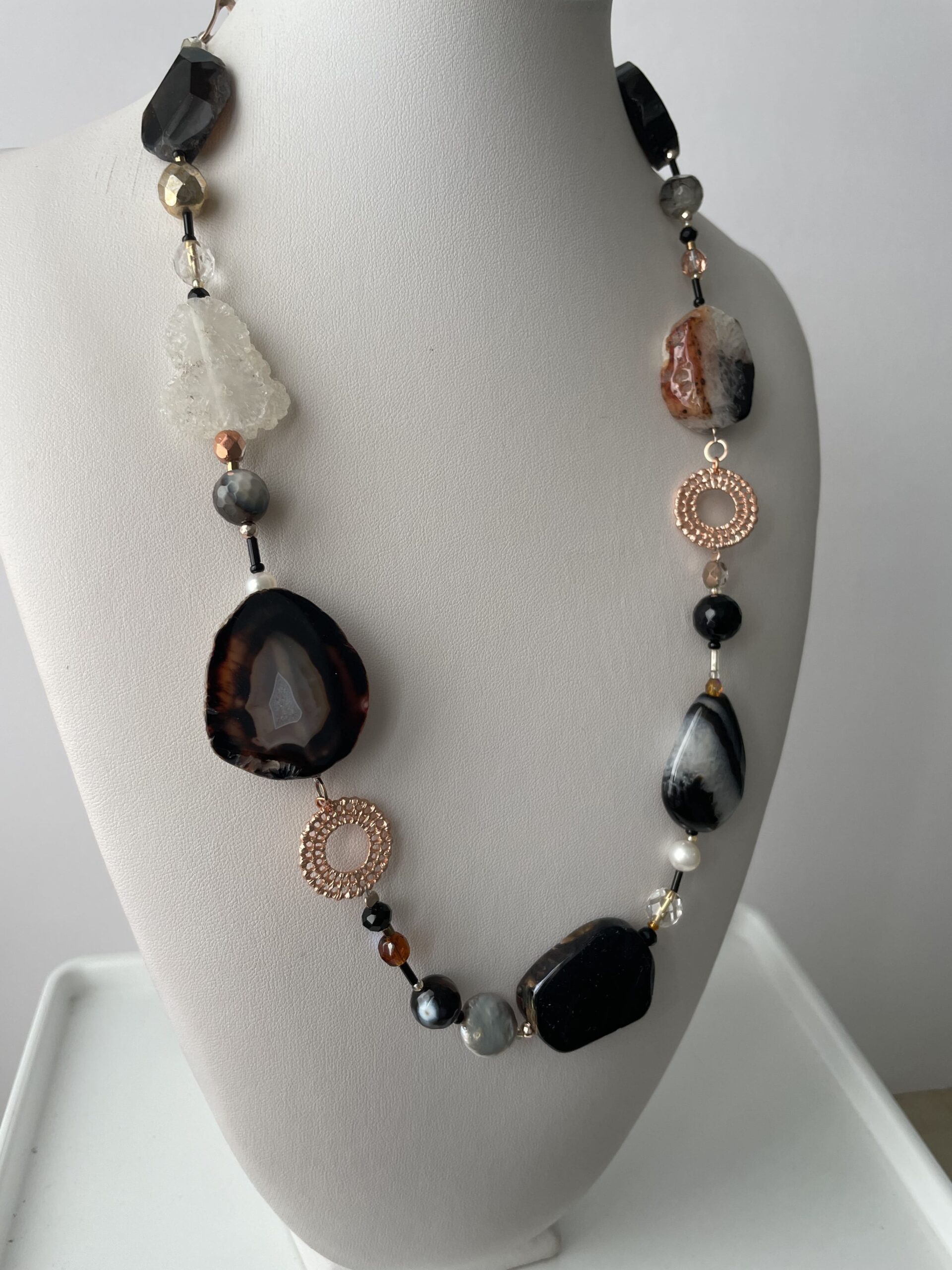 collana nera/bianca pietre dure di nome Venise lato sinistro