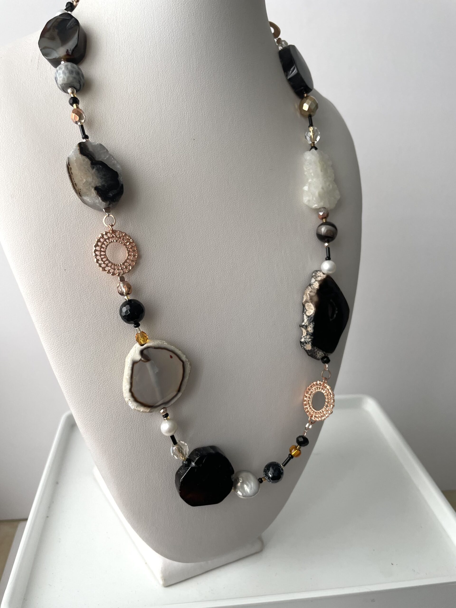collana nera/bianca pietre dure di nome Venise quasi di profilo