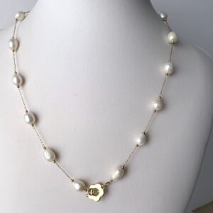 collana perle acciaio dorato chiusura a fiore di nome Facile Plus, frontale