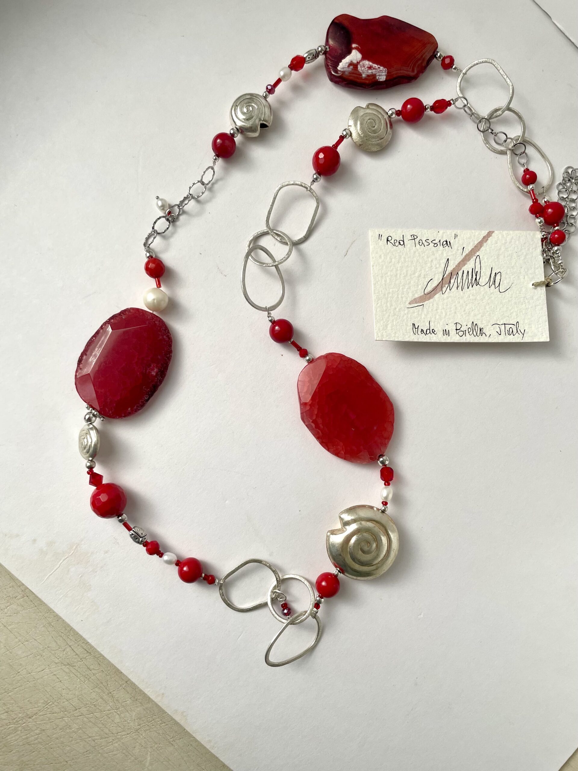 collana rossa lunga agata rossa catena di nome Red Passion distesa intera