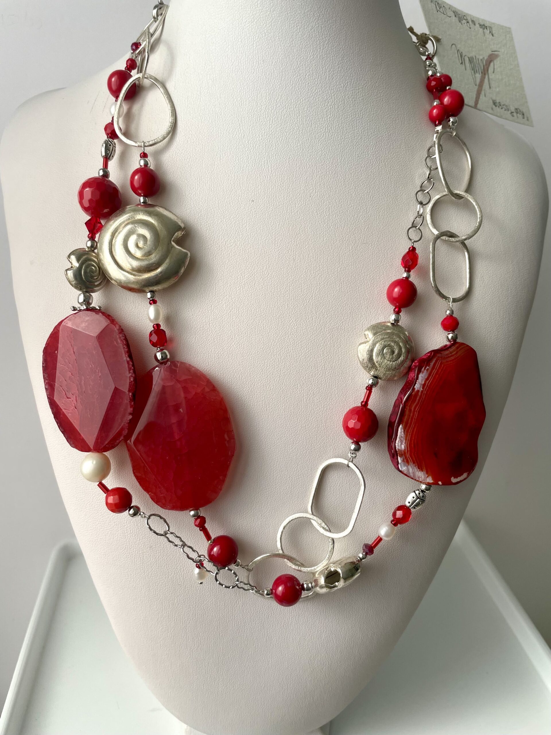 collana rossa lunga catena agata rossa di nome Red Passion doppia su espositore foto principale