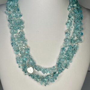 collana verde acqua 3 fili in cristallo acqua di nome Cascatella frontale da vicino
